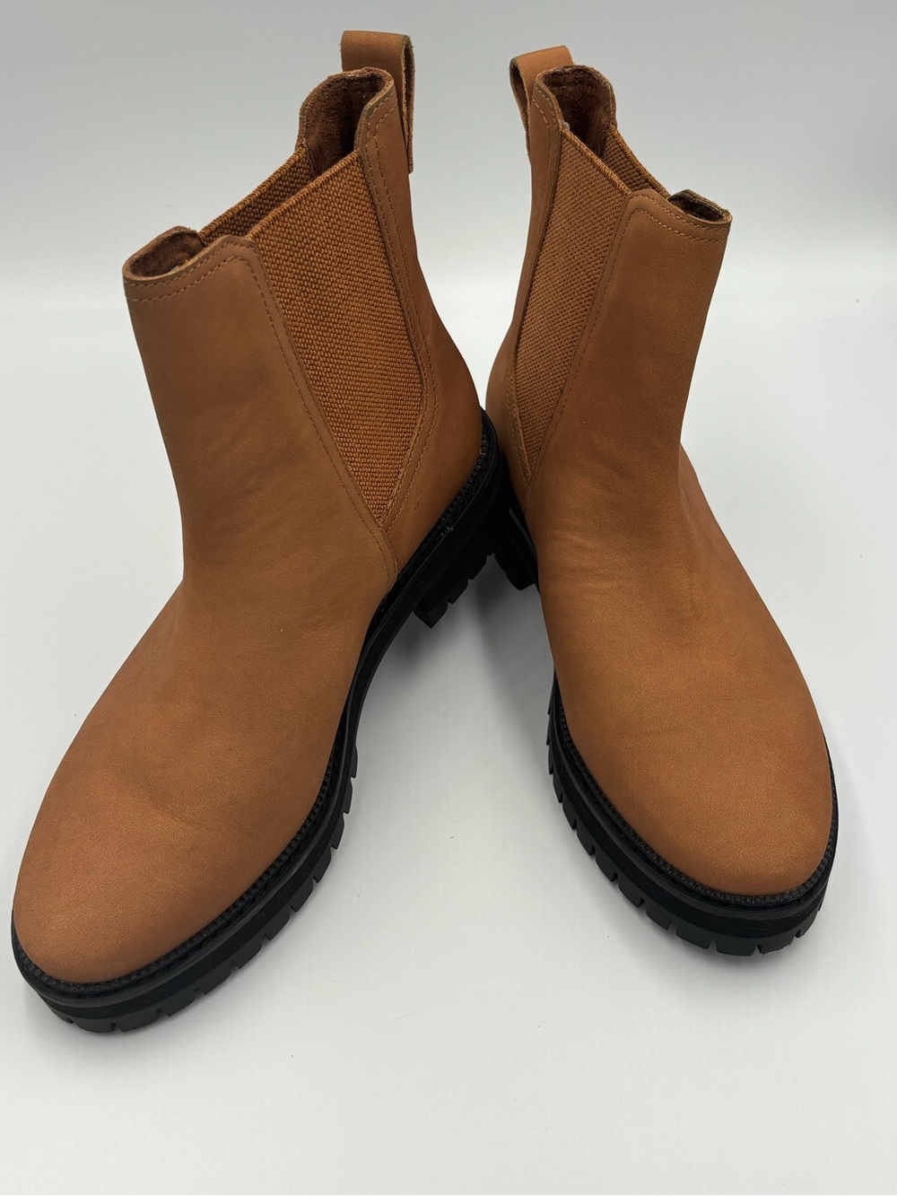 TOMS Bennet Chelsea Boots Womens 7.5 Camel Brown Nubuck Leather Lug Sole